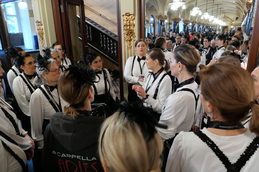 Eeva gibt den Ladies Informationen zum Auftritt