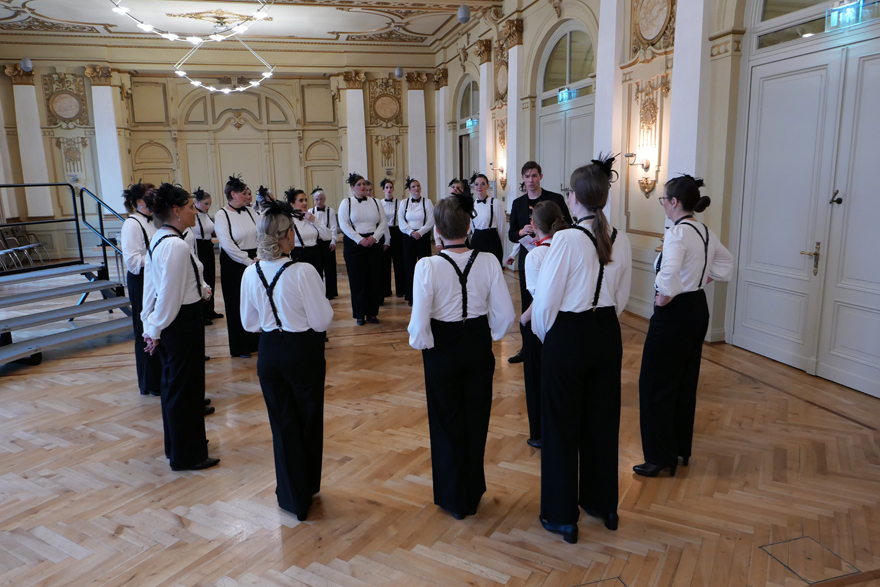 BMF Organisator erklärt den Ladies den genauen Ablauf kurz vor dem Auftritt