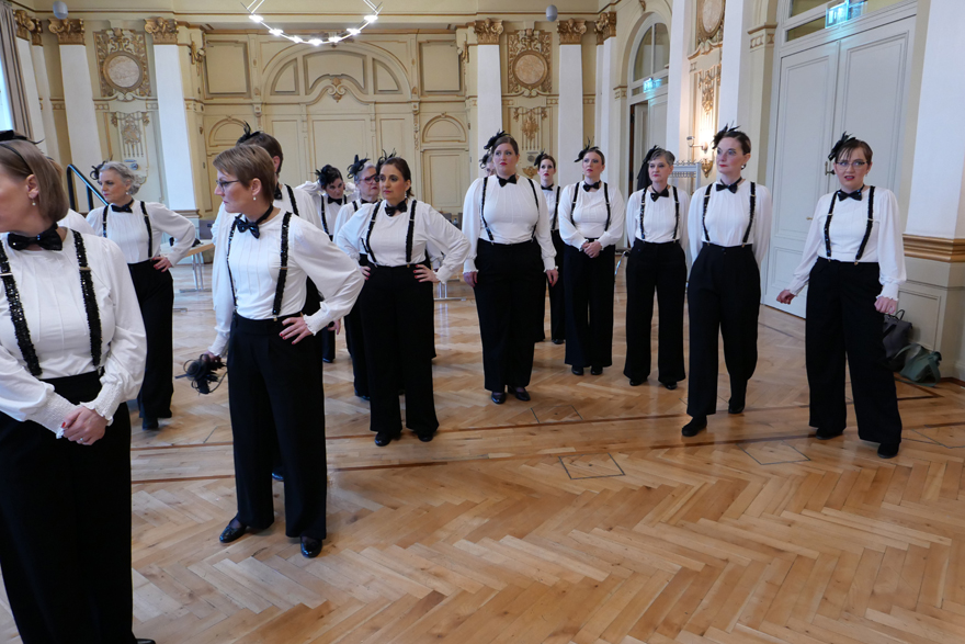 Die Ladies 10 Minuten vor dem Auftritt beim Proben der Aufstellung