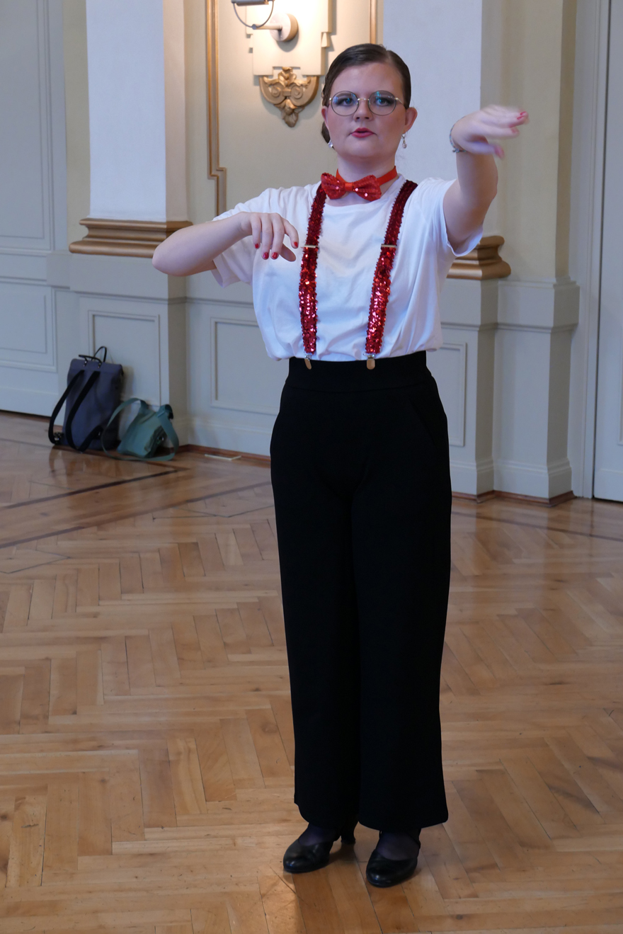 Chorleiterin Clara korrigiert die Aufstellung