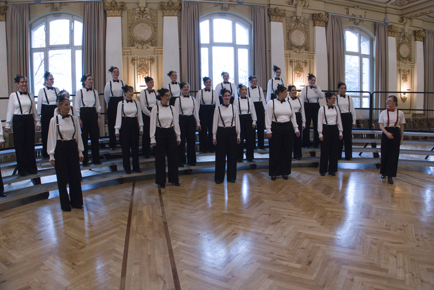 Die Ladies kurz dem Auftritt beim Proben der Aufstellung