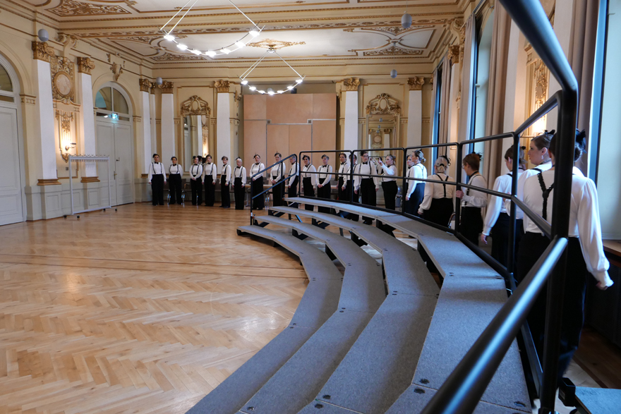 Die Ladies machen einen Testauflauf auf die Risers