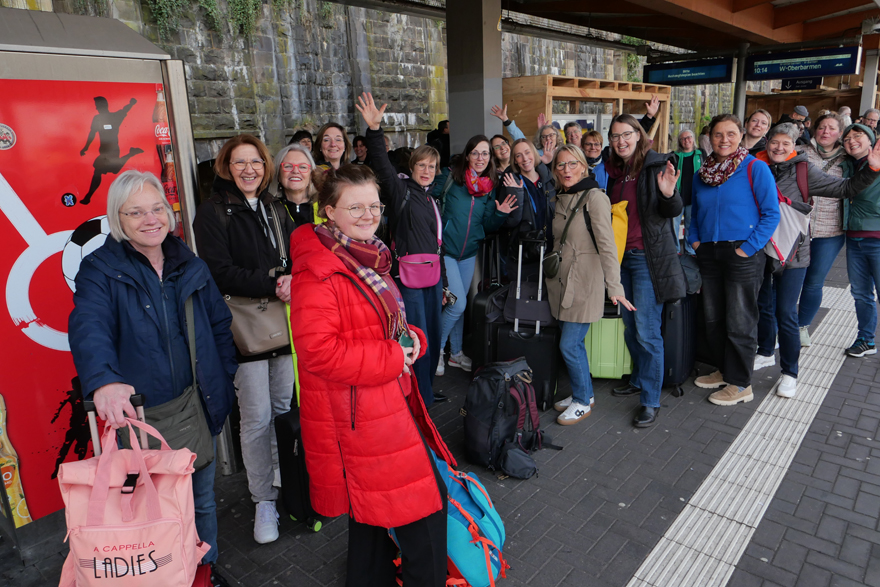 Die A-Cappella Ladies bei der Heimreise am Bahnsteig